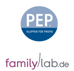 Logos von PEP und familylab